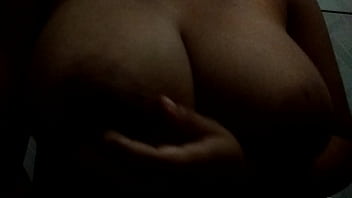 Mostrando os peitões