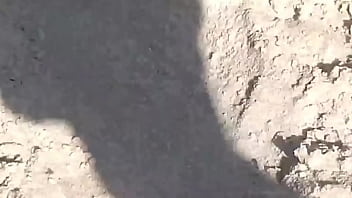 Nua na praia com direito a negros dotados