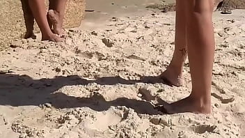 Nua na praia com direito a negros dotados