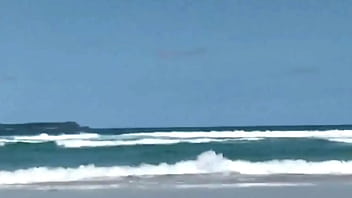 Nua na praia com direito a negros dotados