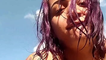 Nua na praia com direito a negros dotados