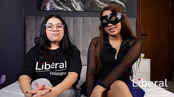 Esposa cornuda graba como su marido y su amigo se follan a chica unicornio en trio