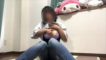 1年履いたジーパンで少しおまんこの匂いが染み付いているジーパンでオナニー。部屋が沢山えっちな臭いに包まれました…。