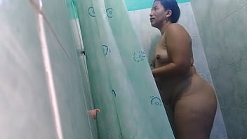 Llego a casa del trabajo y me doy un rico baño y me termino masturbándo mi coño grande hasta un orgasmo