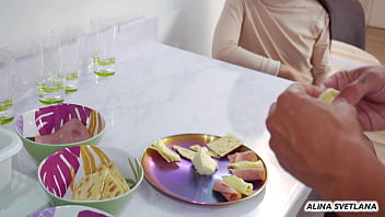 Un cocinero profesional me invita a degustar pero me gusta mas el sabor de su pene