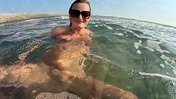 Wild outdoor extreme amateur wellenfick orgasmus mitten im meer