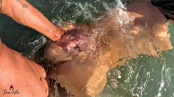 Wild outdoor extreme amateur wellenfick orgasmus mitten im meer