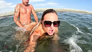 Wild outdoor extreme amateur wellenfick orgasmus mitten im meer Wild outdoor extreme amateur wellenfick orgasmus mitten im meer