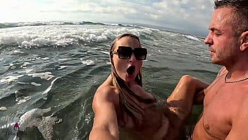 Wild outdoor extreme amateur wellenfick orgasmus mitten im meer Wild outdoor extreme amateur wellenfick orgasmus mitten im meer