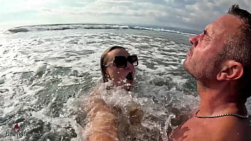 Wild outdoor extreme amateur wellenfick orgasmus mitten im meer