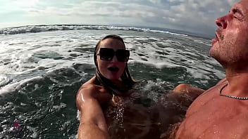 Wild outdoor extreme amateur wellenfick orgasmus mitten im meer