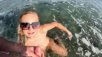 Wild outdoor extreme amateur wellenfick orgasmus mitten im meer