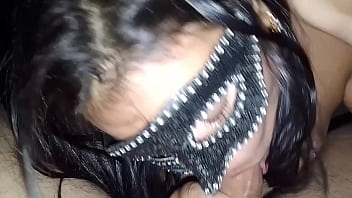 Aprovechamos que mi padrastro no esta mi madratra me chupa la verga muy rico y me saca toda la leche como una puta