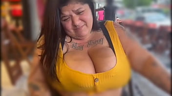 Controlei o brinquedo da bbw no bar firegreen2