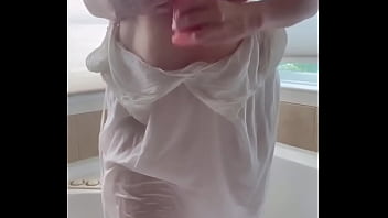 Mature slut shakes her pawg ass