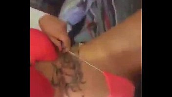 Morena tatuada deliciosa