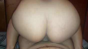 Chica pequeña te folla como una ninfómana cachonda hasta sentir tu semen dentro de su coñito