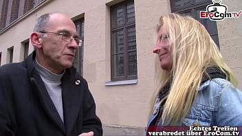 Perverser alter mann spricht dumme blondine an und nimmt sie mit