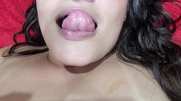 Meu marido cuckold adora me ver se exibindo para outros