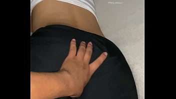 La mujer de mi mejor amigo lo engaña mientras el se va a trabajar mi amor acaba dentro de mi llename de leche mi marido no se da cuenta