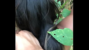 Chamei ele pra entrar no terreno comigo e fodemos no mato