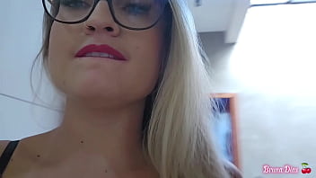 Tesão falou mais alto e não consegui ficar só de voyeur vendo o maridão foder a ruiva ela foi lanchinho de casal