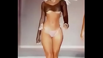 Gostosa Modelo Desfilando Kate Upton thumbnail