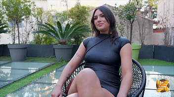 Laury véritable bombe se fait poutrer par une grosse queue