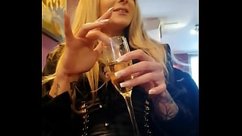 Nouveau teaser gratuitje me gode et me fait jouir dans un pub londonien la