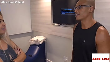 Deixei de fazer o meu trabalho para transar com essa loira linda e gostosa