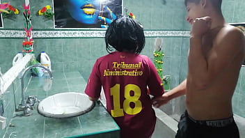 Le ordeño sus enormes tetas y me trago su leche