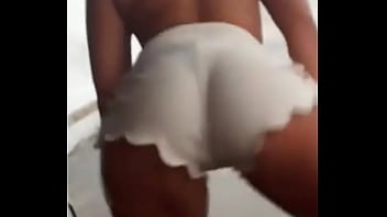 Rebolando pra excitar vocês