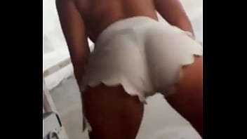 Rebolando pra excitar vocês