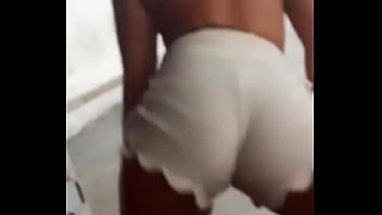 Rebolando pra excitar vocês