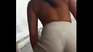 Rebolando pra excitar vocês