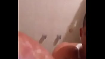 Baño espuma desnudo