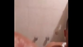 Baño espuma desnudo