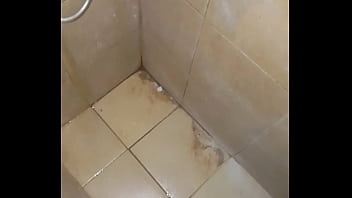 Pija corta eyaculando