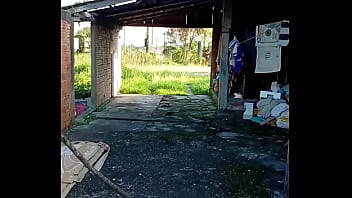 Amiga da namorada mama em público