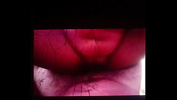 Uma novinha que adora sentar