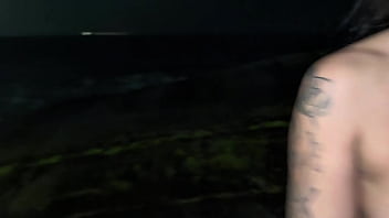 Morena safada dando a bucetinha no arpoador em ipanema com todo mundo olhando