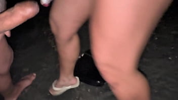 Morena safada dando a bucetinha no arpoador em ipanema com todo mundo olhando