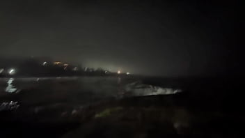 Morena safada dando a bucetinha no arpoador em ipanema com todo mundo olhando