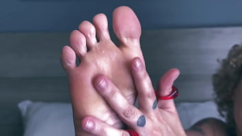I want you kissing licking & sniffing my sweaty feet