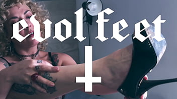 I want you kissing licking & sniffing my sweaty feet