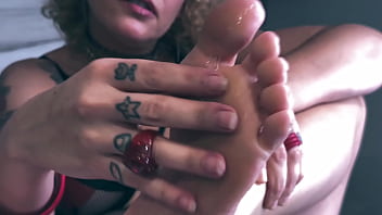 I want you kissing licking & sniffing my sweaty feet