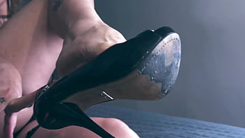 I want you kissing licking & sniffing my sweaty feet