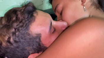 El padratro de mi novio a ver que es sale a trabajar entra a mi pieza y me folla muy rico el coño y le saco toda su leche