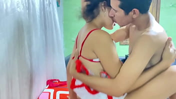 El padratro de mi novio a ver que es sale a trabajar entra a mi pieza y me folla muy rico el coño y le saco toda su leche