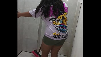 Empleada se come la verga de su jefe cambio de un aumento